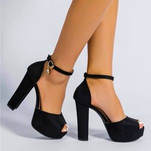 Never worn cute black pumps size 7